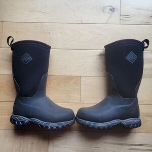 MUCK Boots , Little kids Size 11, Black